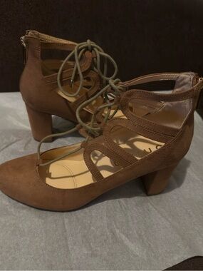 Unisa Women’s Brown Lace-Up Block Heel Pumps. Size 9. Good condition.